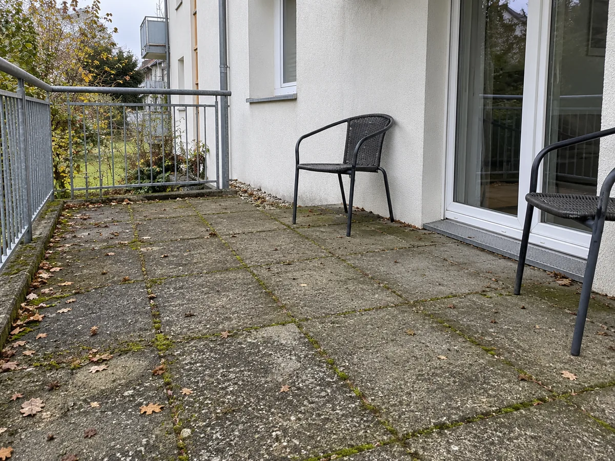 KI-Beispielbild: verschmutzte Terrasse vor der Reinigung