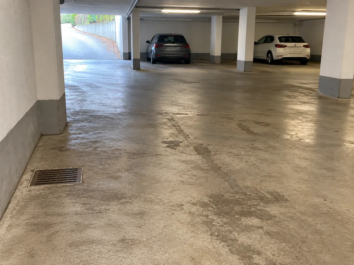 KI-Beispielbild: derselbe Tiefgaragenboden nach der Reinigung